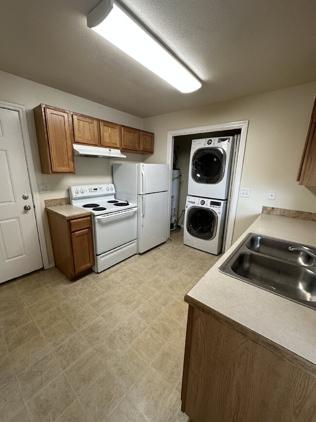 Building Photo - Lower Leval 2 Bed 1 Bath