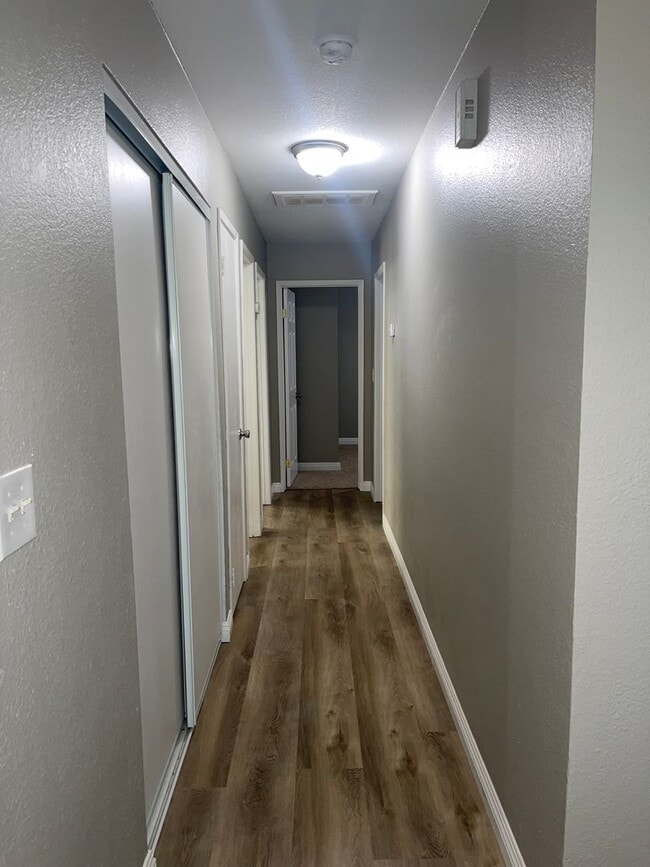 Building Photo - Modern Living in California City