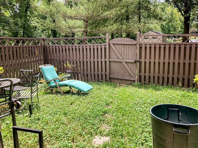 Building Photo - Spacious 4 Bedroom 3.5 Bathroom End Unit T...