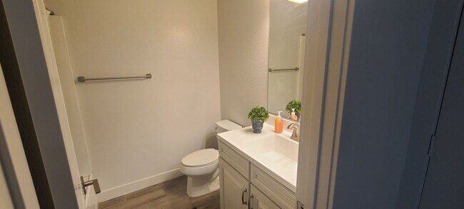 Building Photo - 4 Bedroom 3 Bathroom Upgrade Model Home
