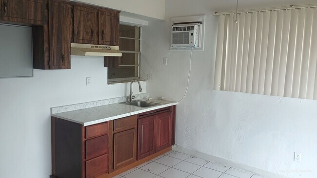 Building Photo - 3 bedrooms near the beach