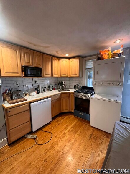 Building Photo - 319 Bennington St
