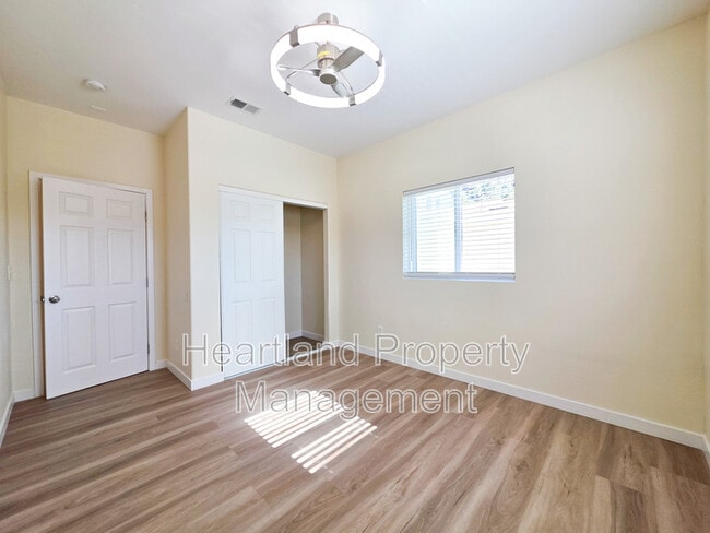 Building Photo - 690 N Grape St