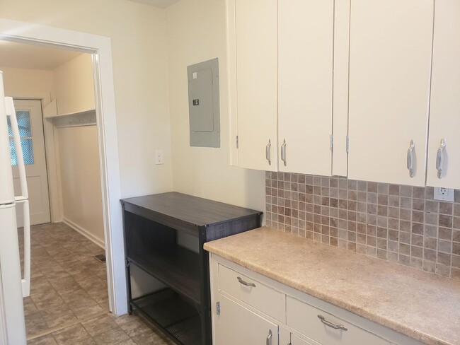 Building Photo - Charming Cottage in Woodburn with Large Yard!