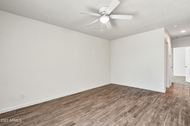 Building Photo - 7956 W Glendale Ave