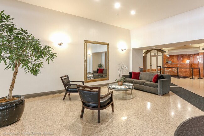Building Photo - 1212 N La Salle Dr