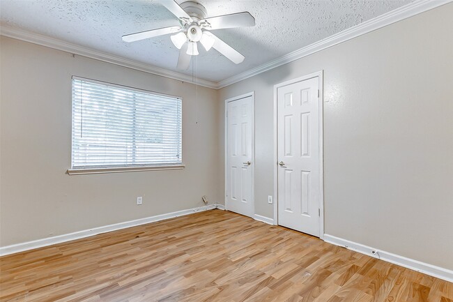 Building Photo - 2010 Hickory Glen Dr