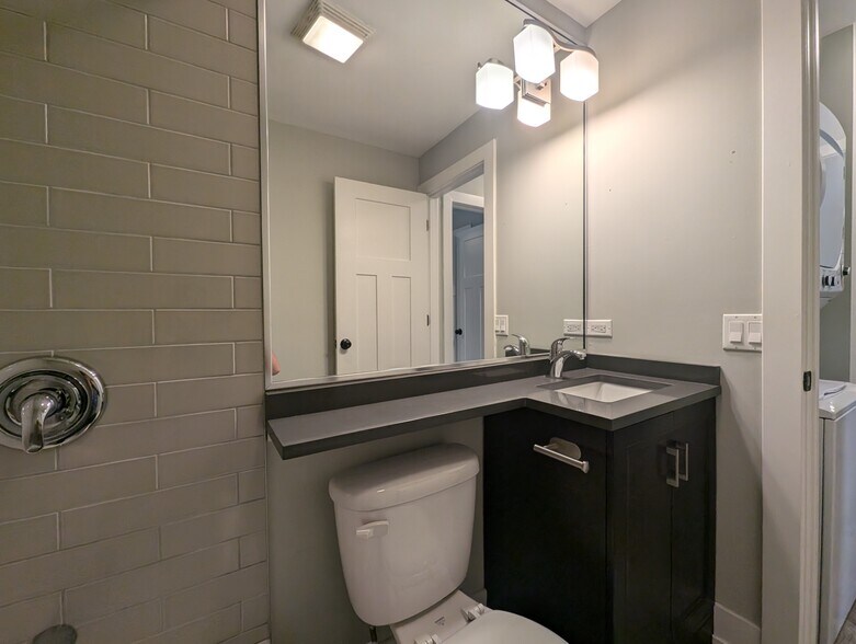 Building Photo - 542 W Surf St