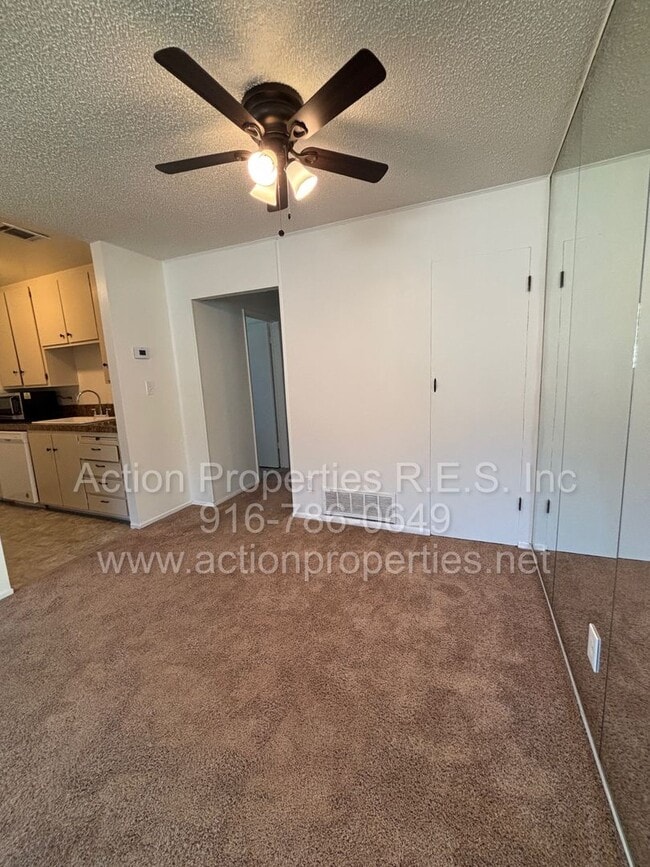 Building Photo - Roseville Condo all one level: 2 Bedroom 1 Bathroom Single Level, Large Living Room Central Heat ...