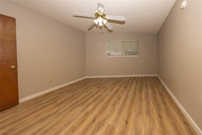 Building Photo - 11 Deerfield Dr