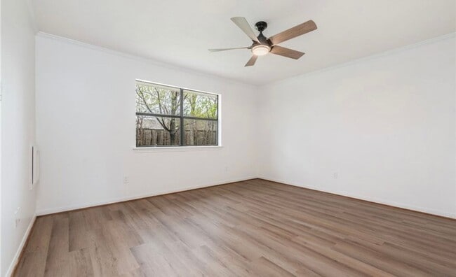 Building Photo - College Station - 3 bedroom - 2 bath house with garage and fenced back yard.