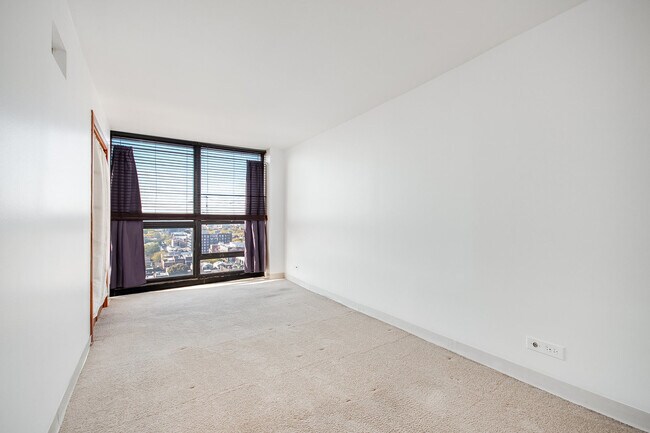 Building Photo - 1540 N La Salle Dr