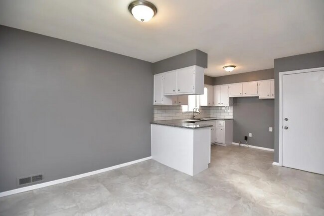 Building Photo - 10204 S Highland Ave