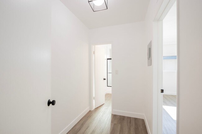 Building Photo - Newly Remodeled Top Floor 1 Bed / 1 Bath Apartment in Prime West Hollywood