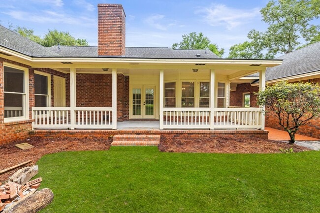 Building Photo - Renovated Home on Large Corner Lot in Coveted Strathy Hall