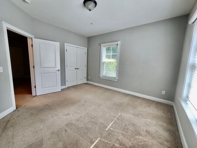 Building Photo - Four bedroom 10 minutes from the beaches o...