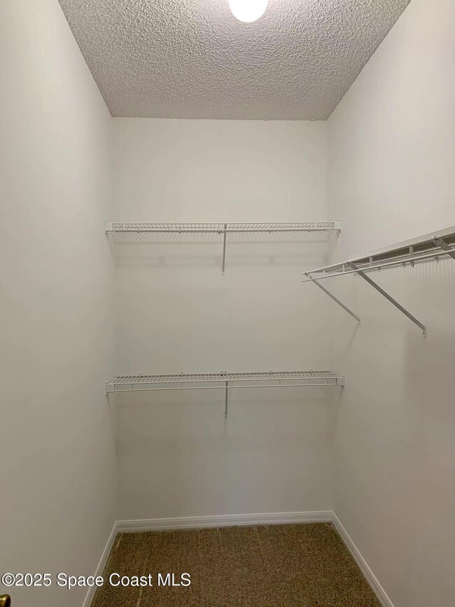 Building Photo - 1475 Knoll Ridge Dr