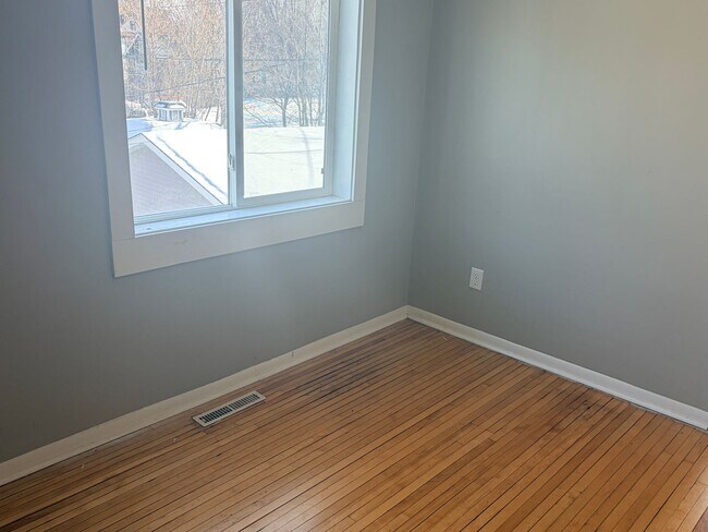 Building Photo - 868 Margaret St