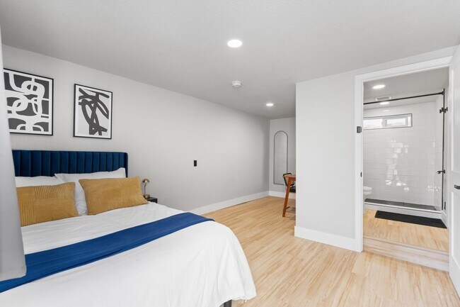 Building Photo - REMODELED HUGE BRIGHT 2400sf 4BR/3.5BA Havenscourt Split Level Home w Cottage AVAIL NOW