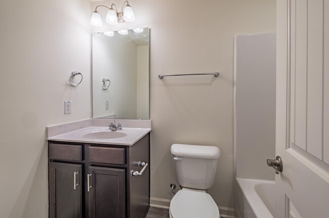 Building Photo - 8 Rochambeau Ct
