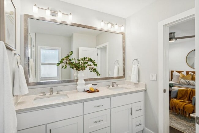 Building Photo - 1041 Yale Ave S