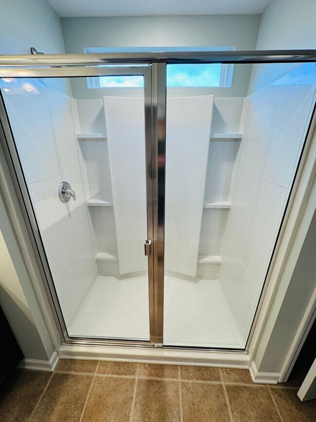 Building Photo - FOR LEASE - 3 bed, 2.5 bath, 1679 sqft townhome