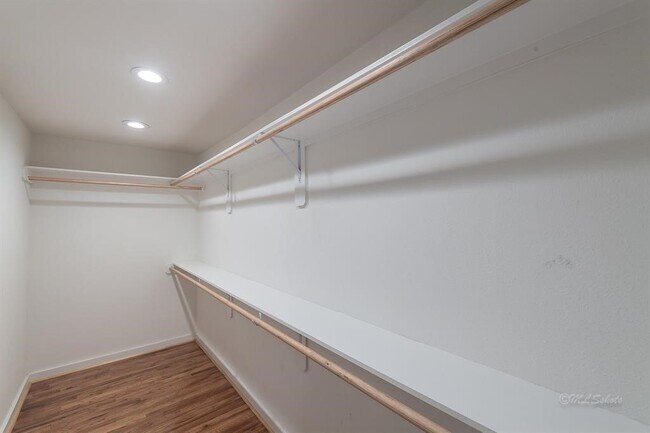 Building Photo - 10058 Larston St