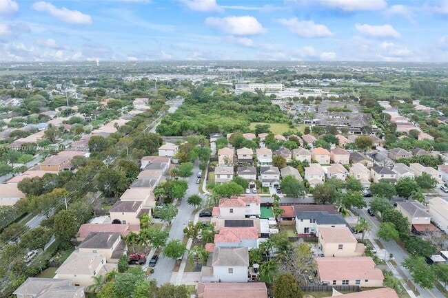 Building Photo - 1431 SE 18th Terrace