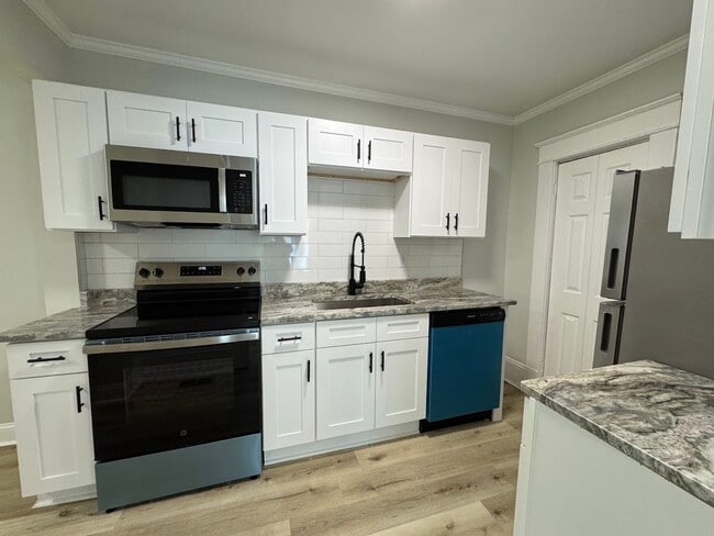 Building Photo - 3bed/1bath House $1395!