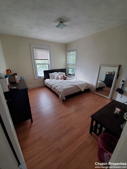 Building Photo - 40 Forest St