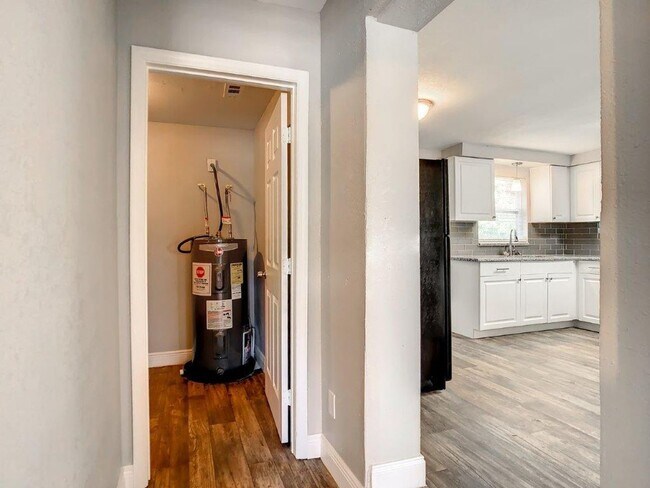 Building Photo - Completely upgraded 3/1 1196 Sq. Ft. with recently renovated bathroom and kitchen with GRANITE& a...