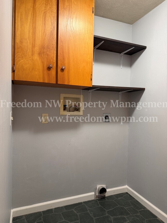 Building Photo - 1537 Draham St NE