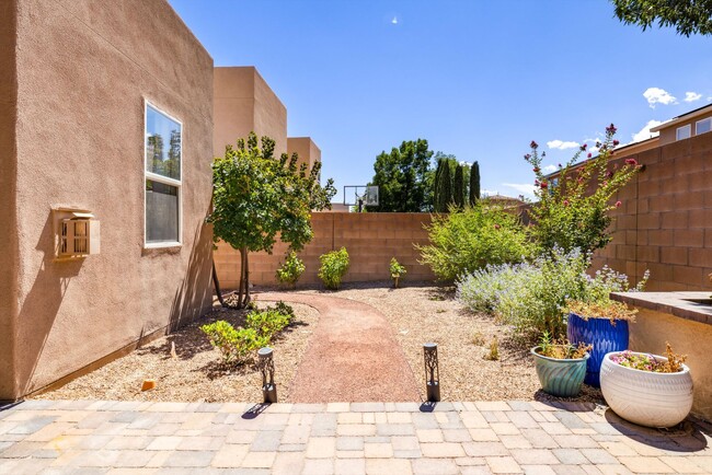 Building Photo - Single Story Beauty | Large Yard | 3 Bedro...