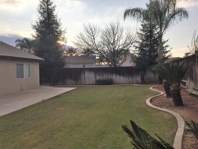 Building Photo - Beautiful 3 Bed 2 Bath in Riverlakes Community - Northwest Bakersfield- $2,350 Rent