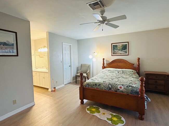 Building Photo - 215 Palm Dr