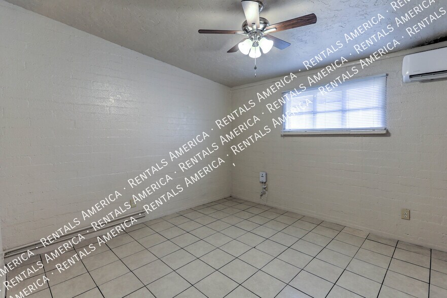 Building Photo - 3040 N Sparkman Blvd