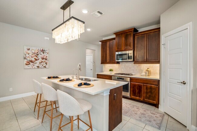 Building Photo - 16719 Highland Country Dr