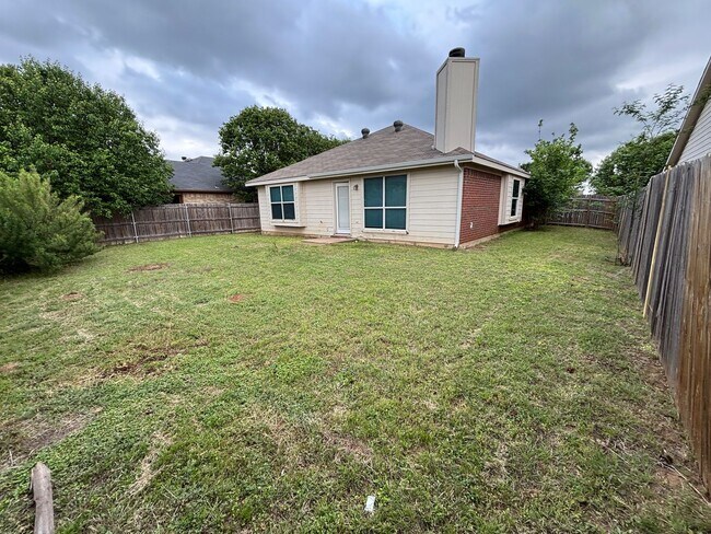 Building Photo - Move in Ready - 3 bedroom 2 bath 2 car garage