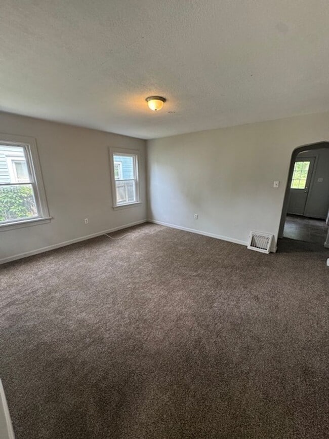 Building Photo - 2323 Shadybrook Dr