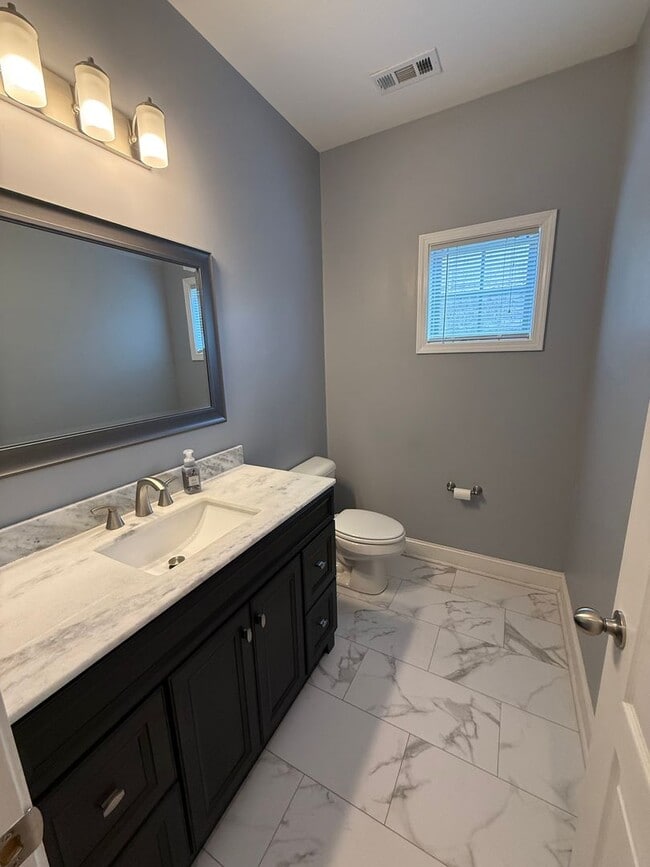 Building Photo - Stunning 5 bedroom 3.5 bath home in the highly desirable Rocky Hill area