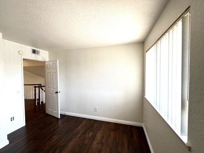 Building Photo - Beautiful 3 Bedrooms, 2.5 Bathrooms Single...