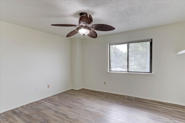 Building Photo - 2033 Gyros Cir