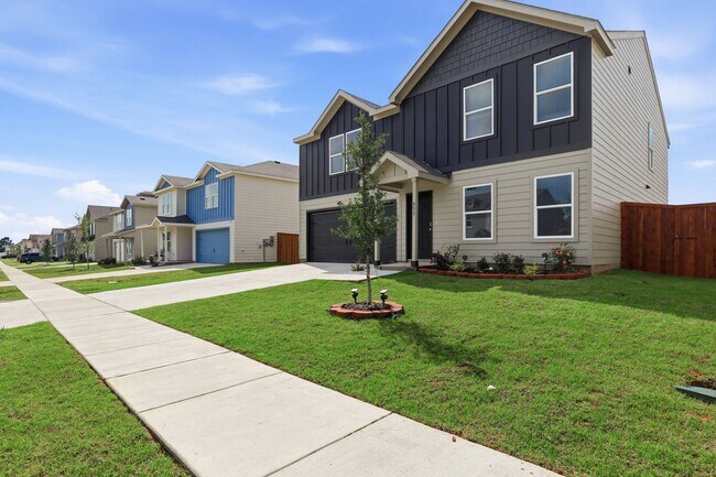 Building Photo - Contemporary in Cleburne!