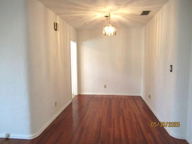 Building Photo - Beautiful Beachside 2 Bedroom Home!