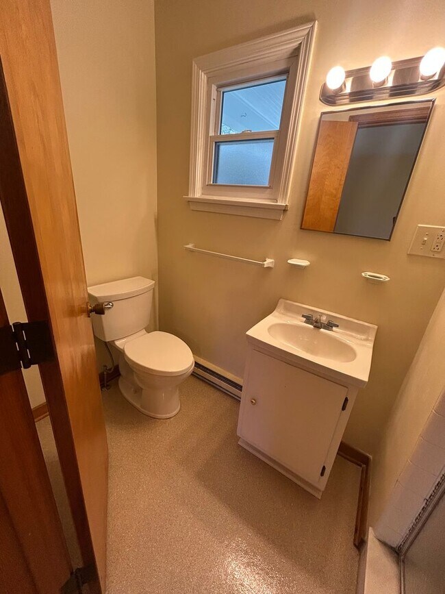 Building Photo - 3 bedroom, 3 bath house located in Park Forest