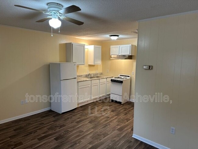 Building Photo - 3126 US-221