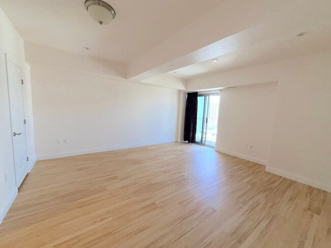 Building Photo - Riverwalk Tower 2 Bedroom Condo - 2 Parking Spaces/Private Laundry