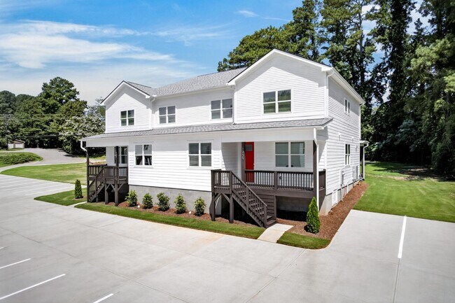 Building Photo - 1739 Crest Rd