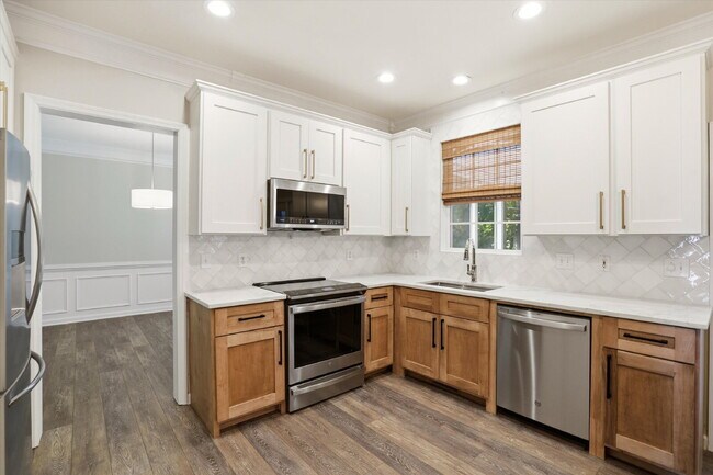 Building Photo - "Exquisite 4-Bed Sanctuary with Cozy Fireplace & Spacious 2,204 Square Foot Layout on Willoughby ...