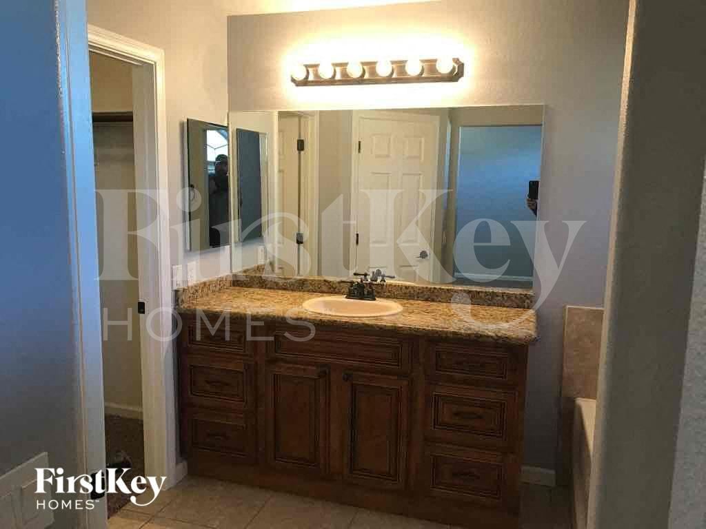 Building Photo - 7404 Fencerow St